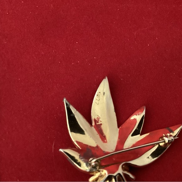 Gold tone and white enamel leaves and flower - Picture 4 of 4